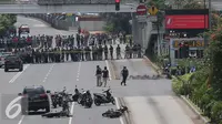 Suasana kondisi lokasi penembakan dan ledakan bom di sarinah, Jakarta, Kamis (14/1). Hingga saat ini polisi kondisi di lokasi masih menegangkan. (Liputan6.com/Angga Yuniar)