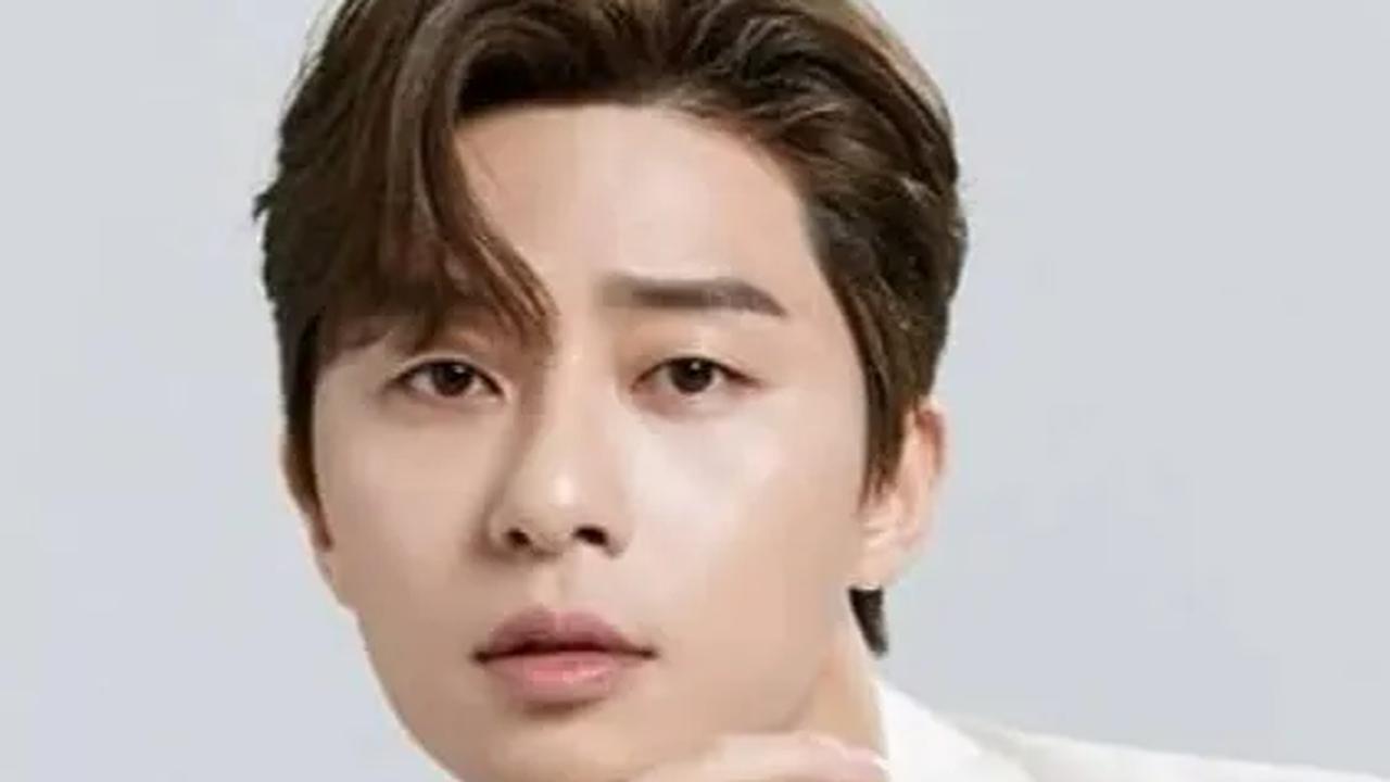 Mari kita telusuri lebih lanjut mengenai penampilan dan peran yang diemban oleh Park Seo Joon dalam film ini.