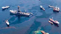 Beberapa kapal membuat jalan di atas tumpahan minyak dekat sumur minyak Deepwater Horizon dalam gambar udara di teluk Meksiko, Selasa (18/5). (Antara)
