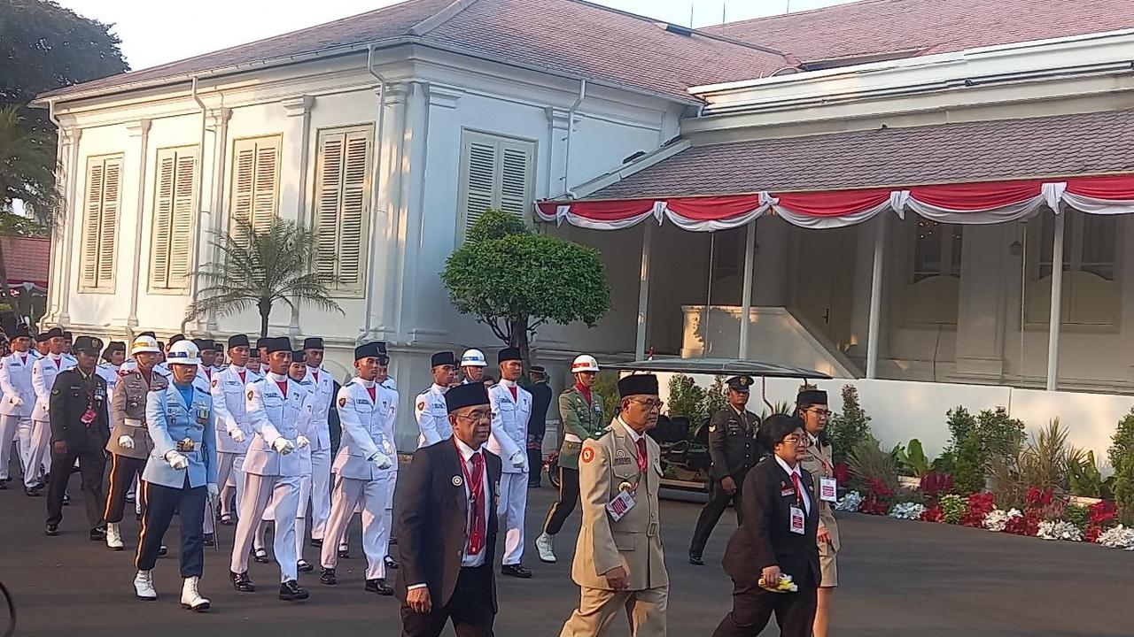 Tiga orang lainnya dari Tim Indonesia Jaya bertugas untuk menurunkan bendera ialah Frans Timothy Prawira Siallagan sebagai Komandan Kelompok 8 mewakili Provinsi Lampung.