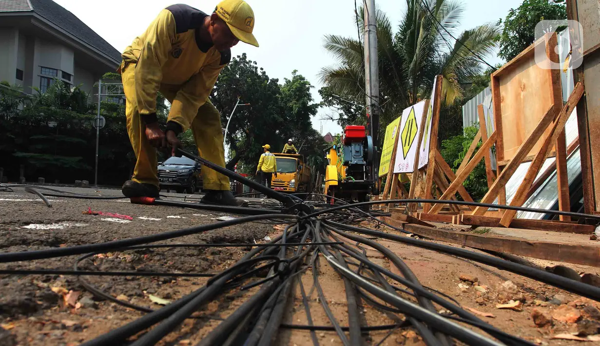 Penjabat Gubernur DKI Jakarta Heru Budi Hartono mengakui banyak kabel semrawut di Jakarta. (merdeka.com/Imam Buhori)