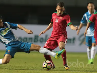 Pemain Timnas Indonesia U-19, Egy Maulana (kanan) mencoba melewati pemain Espanyol B pada laga persahabatan di Stadion GBLA, Bandung, (15/7/2017). Timnas U-19 kalah 2-4. (Bola.com/Nicklas Hanoatubun)