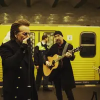 Rasa lelah setelah seharian beraktivitas nampaknya akan hilang jika bertemu dengan idola. Terlebih jika sedang berada di kerumunan orang-orang di kereta lalu bertemu dengan band kelas dunia. Senang dong pastinya? (Instagram/shades_of_berlin)