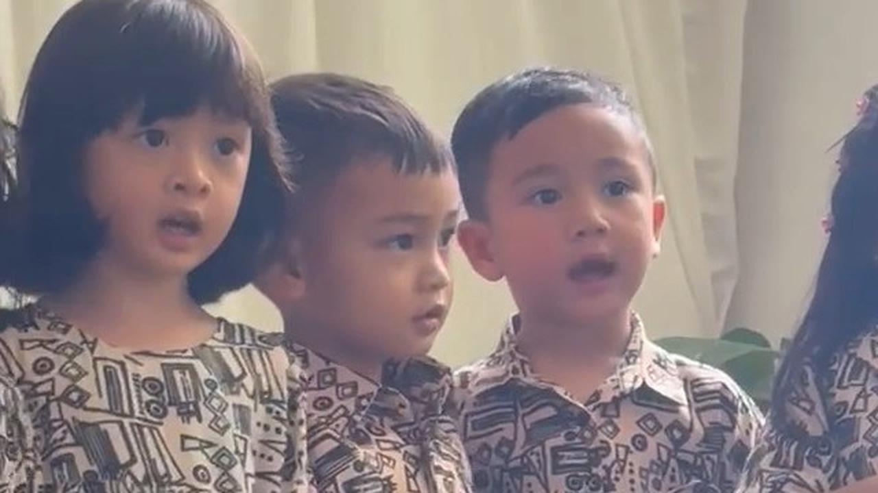 Sederet Momen Mengharukan saat Rayyanza Bernyanyi 'Cinta Untuk Mama' Bareng Teman Sekelas