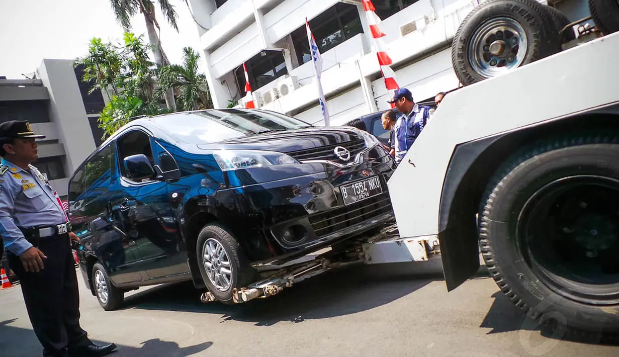 Mulai besok, masyarakat yang terkena derek karena parkir sembarangan bisa membayar denda parkir melalui ATM dengan denda derek Rp. 500.000, Jakarta, (1/9/14). (Liputan6.com/Faizal Fanani)