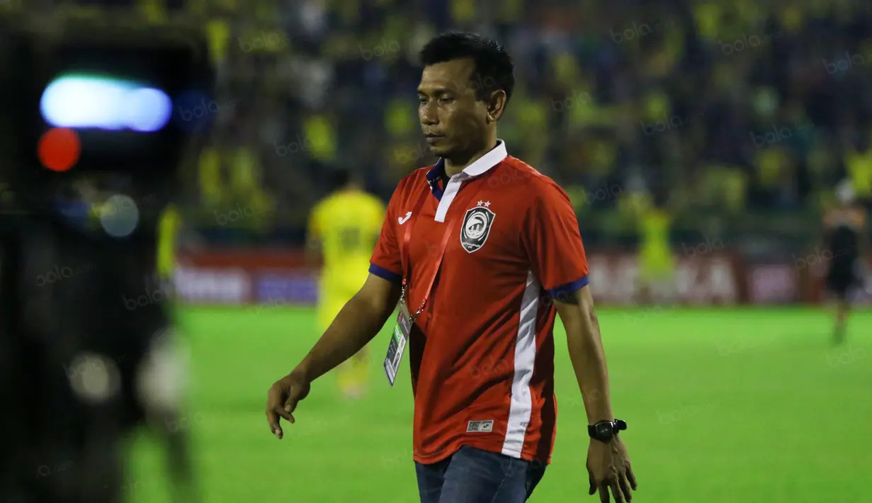Pelatih Sriwijaya FC, Widodo C. Putro usai mendampingi timnya melawan Gresik United pada laga Torabika SC2016  di Stadion Tridarma Gresik, Minggu (12/6/2016). (Bola.com/Nicklas Hanoatubun)