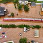 Sebuah kereta api regional terendam banjir setelah dibanjiri oleh tingginya air sungai Kyll di Kordel, Jerman, Kamis (15/7/2021). Sekitar 6.000 orang di munisipalitas Heimerzheim harus dievakuasi, sementara rumah dan harta benda mereka diterjang banjir. (Sebastian Schmitt/dpa via AP)