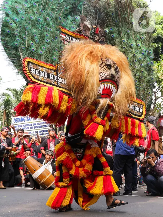 Pelaku Seni Reog Ponorogo, Sucipto, mengatakan sekitar 60 pelaku seni menyemarakkan pawai budaya. Ia berharap acara ini mendapat dukungan penuh dari masyarakat dengan harapan Reog Ponorogo bisa ditetapkan sebagai WBWT oleh UNESCO pada 2024. (Liputan6.com/Herman Zakharia)