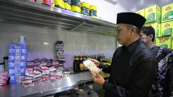 Menteri Agama (Menag) Lukman Hakim Saifuddin meninjau dapur perusahaan katering penyedia konsumsi jemaah haji di Makkah. Bahauddin/MCH