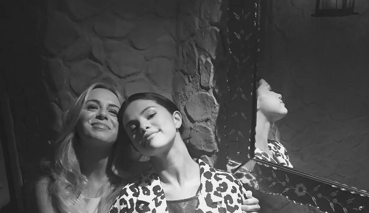 Ternyata, Caleb adalah adik dari salah satu sahabat Selena Gomez, Raquelle Stevens. (instagram/raquellestevens)