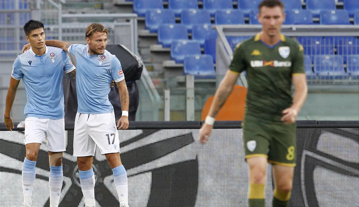 Penyerang Lazio, Ciro Immobile, merayakan gol yang dicetaknya ke gawang Brescia pada laga lanjutan Serie A pekan ke-37 di Stadion Olimpico, Kamis (30/7/2020) dini hari WIB. Lazio menang 2-0 atas Brescia. (AP Photo/Riccardo De Luca)