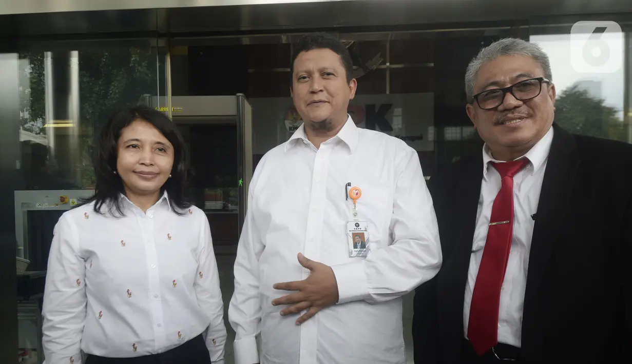 Plt Ketua DKPP Muhammad (tengah), Komisioner DKPP Idha Budhiati, dan Teguh Prasetyo usai bertemu penyidik KPK di Gedung KPK, Jakarta, Rabu (15/1/2020). Sidang etik terhadap tersangka Komisioner KPU Wahyu Setiawan akan dilaksanakan di Rumah Tahanan Cabang KPK. (merdeka.com/Dwi Narwoko)