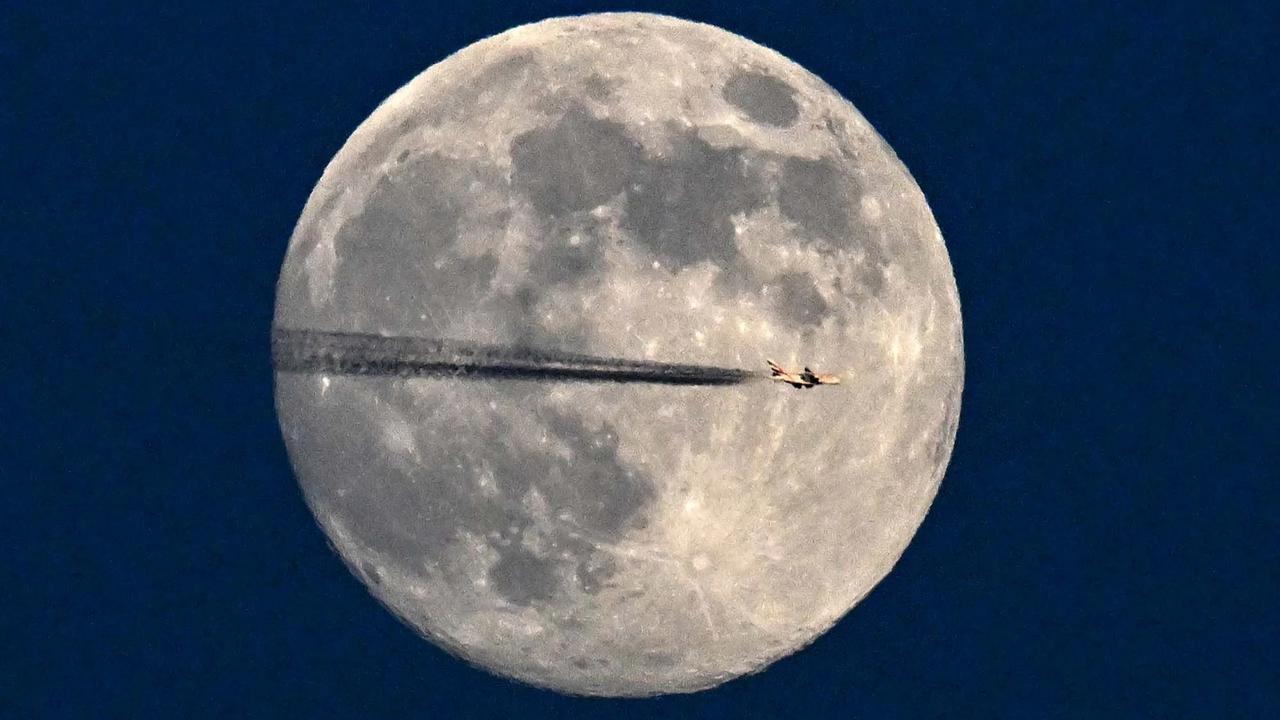 FOTO: Supermoon Wolf Moon Awali Fenomena Langit Tahun 2026