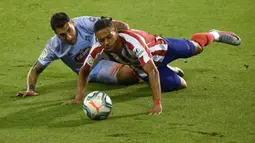 Bek Atletico Madrid, Renan Lodi, berebut bola dengan bek Celta Vigo, Hugo Mallo, pada laga lanjutan La Liga di Abanca-Balaidos, Rabu (8/7/2020) dini hari WIB. Atletico Madrid ditahan imbang 1-1 oleh Celta Vigo. (AFP/Miguel Riopa)