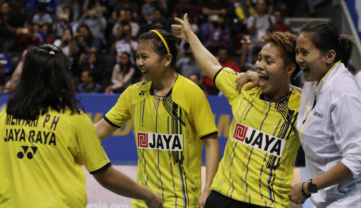 Pasangan Jaya Raya, Greysia Polii/Apriyani Rahayu, merayakan kemenangan atas wakil Mutiara Cardinal, Dea Giovani/Yulfira Barkah, pada Kejurnas PBSI di Britama Arena, Sabtu (22/12). Jaya Raya menjadi juara Kejurnas PBSI 2018. (Bola.com/M Iqbal Ichsan)
