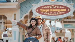 Kenang momen pertama kencan, Chelsea Olivia ungkap jika Disneyland punya tempat tersendiri di hatinya dan Glenn. 16 tahun lalu kencan berdua, kini Chelsea dan Glenn ajak buah hatinya liburan ke Disneyland. Pertama kencan berkunjung ke Disneyland Hongkong, kini pasangan yang sudah 7 tahun menikah ini ajak Nastusha dan Dante ke Disneyland Tokyo, Jepang. (Liputan6.com/IG/@chelseaoliviaa)