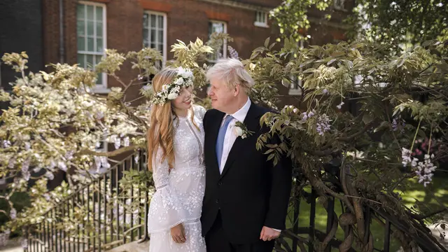 Boris Johnson dan Carrie Johnson di Downing 10 Street.  (Rebecca Fulton via AP)