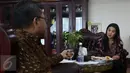 Ketua MPR Zulkifli Hasan berbincang dengan pengurus PARFI 56, Marcella Zalianty, Jakarta, Selasa (4/4). Dalam kunjungannya PARFI56 memperkenalkan kepengurusannya yang baru dan membahas perkembangan perfilman di Indonesia. (Liputan6.com/Johan Tallo) 