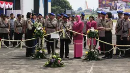Kapolri Jenderal Tito Karnavian didampingi Istri Tri Suswati mengunting pita saat menyerahkan dua helikopter jenis Bell 429 IGW dari PT Multi Pasific California usai menghadiri  HUT Korpolairud ke-67, Tangerang, Selasa (5/11). (Liputan6.com/Faizal Fanani)