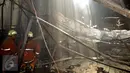 Dua petugas pemadam menyisir bagian dalam gedung Hotel dan Spa Fortune yang dilalap api, Jakarta, Rabu (20/4/2016). Belum ada laporan mengenai korban jiwa ataupun kerugian yang ditimbulkan akibat kebakaran tersebut (Liputan6.com/Istimewa)