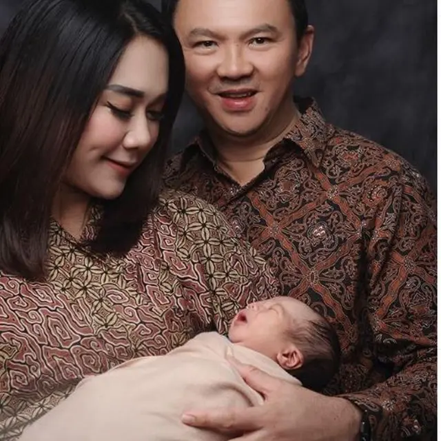 Ahok dan Puput Memakai Batik di Pemotretan Perdana Putra Mereka