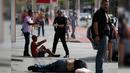 Para penjarah saat diamankan polisi sipil di Vitoria, negara bagian Espirito Santo, Brasil, (7/2). Pihak penguasa mengatakan penembakan terpaksa dilakukan untuk mengatasi kejahatan yang semakin meningkat. (AP Photo / Diego Herculano)