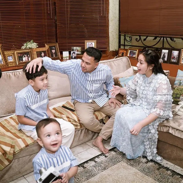 8 Potret Keluarga Para Artis di Hari Lebaran yang Kompak dengan Warna Biru, Dari Raffi-Nagita hingga Ayu Ting-Ting
