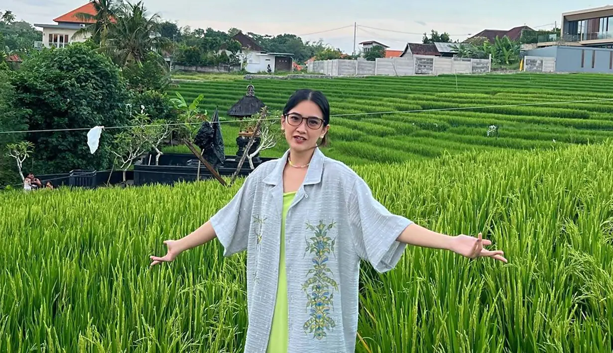Bagi penggemar FTV, tentu sudah familiar dengan sosok Nadya Arina. Sudah berakting sejak tahun 2015, hingga saat ini sudah puluhan judul FTV ia bintangi. Di layar lebar beberapa kali ia menjadi pemeran utama, baik itu film yang mengambil latar belakang di Indonesia, hingga luar negeri. (Liputan6.com/IG/@nadyaarina)