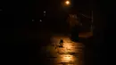 Orang-orang berjalan di seberang jalan saat pemadaman listrik di Kiev, Ukraina, 6 November 2022. Pemadaman listrik bergilir di Kiev dilakukan untuk menghindari kelebihan beban dan memungkinkan perbaikan. (AP Photo/Andrew Kravchenko)