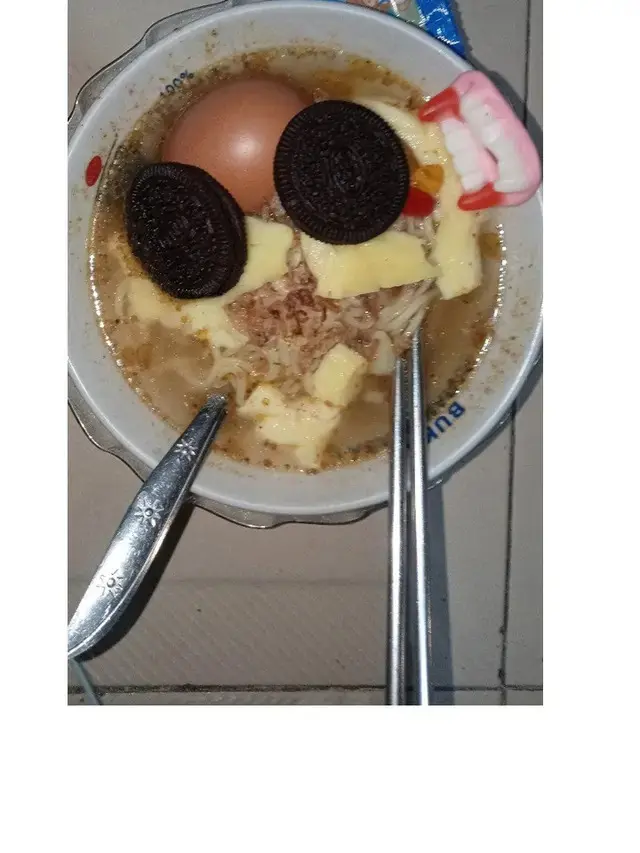 6 Potret Makan Mi Instan Pakai Biskuit Ini Nyeleneh, Jadi Pengganti Kerupuk