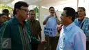 Calon Walikota nomor urut 2 di Pilkada Tangerang Selatan, Arsid (kanan) berbincang dengan Menteri Dalam Negeri Tjahjo Kumolo di TPS 31/32, Kelurahan Pondok Benda, Tangerang Selatan,Rabu, (9/12). (Liputan6.com/Fery Pradolo)