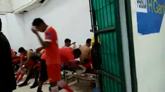 Berikut video ruang ganti Persija yang terlihat sedang bersiap melakoni pertandingan melawan Mitra Kukar pada babak 8 besar Piala Jenderal Sudirman di Stadion Manahan, Solo, Sabtu (12/12/2015)
