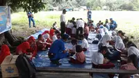 Polisi mengirimkan buku-buku bekas untuk anak-anak di kampung buaya (Liputan6.com / Rajana)