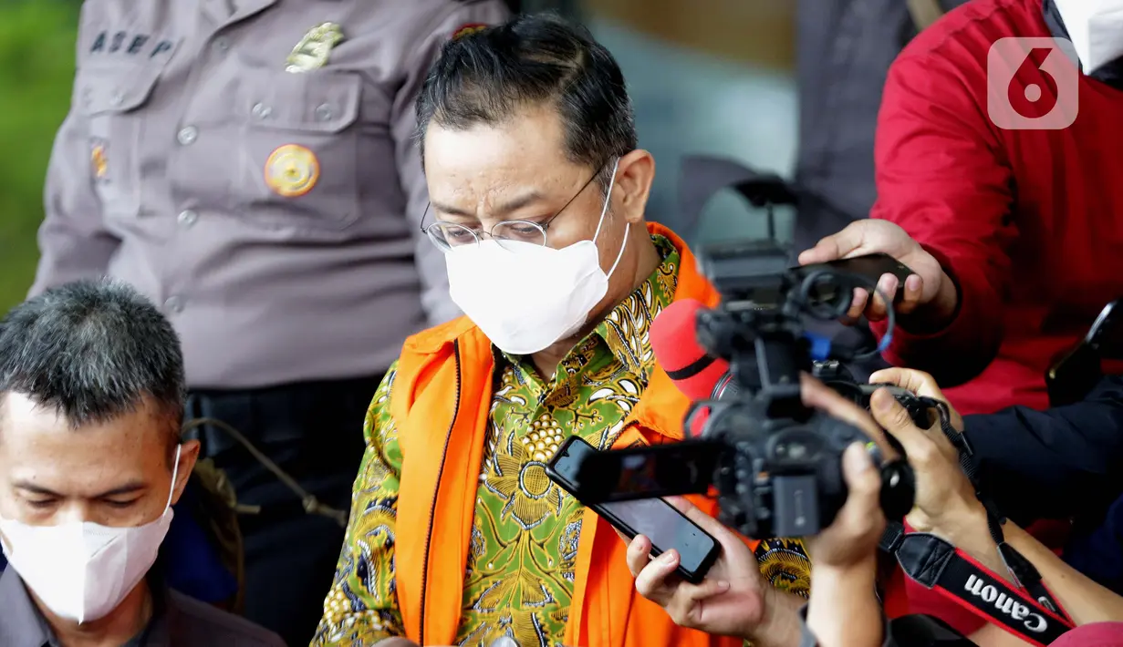 Terdakwa korupsi dana Bansos Covid-19 yang juga mantan Menteri Sosial Juliari P Batubara usai mengikuti sidang pembacaan putusan yang dilakukan secara daring di Gedung KPK, Jakarta, Senin (23/8/2021). Juliari Batubara divonis 12 tahun penjara, denda Rp 500 juta. (Liputan6.com/Helmi Fithriansyah)