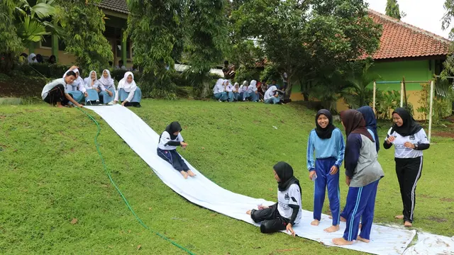 Siswa SMA Negeri 1 Sigaluh, Banjarnegara bermain prosotan, sebuah permaninan tradisional yang dimodifikasi agar lebih seru. (Foto: Liputan6.com/Heni untuk Muhamad Ridlo)