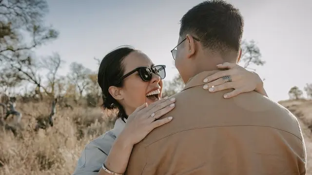 Darma Mangkuluhur Melamar Kekasihnya Patricia Schuldtz di Savana Afrika Selatan. [@darmamh]