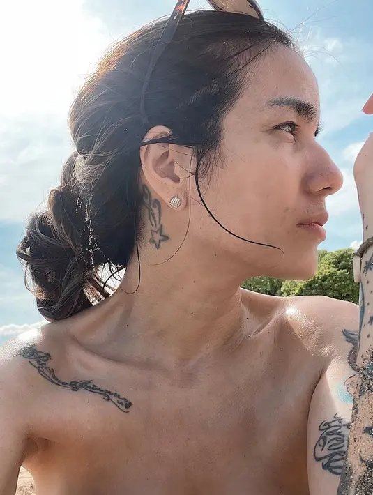 Tak hanya itu, Sheila Marcia juga punya lukisan tato di bagian bahu. Ada juga tato bintang mungil di bawah telinga. (Liputan6.com/IG/@itssheilamj).