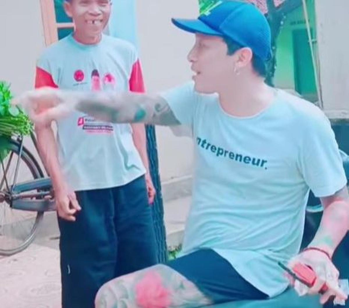"Kalau saya mungkin nyawah, nyangkul kalau enggak nyangkul piara kambing ngarit gitu enggak kayak sampean wong sugih. Saya tidak mau menjadi preman terminal mening saya nyangkul dan piara kambing ngarit mencari rumput," ucap Hoho. <br><br>