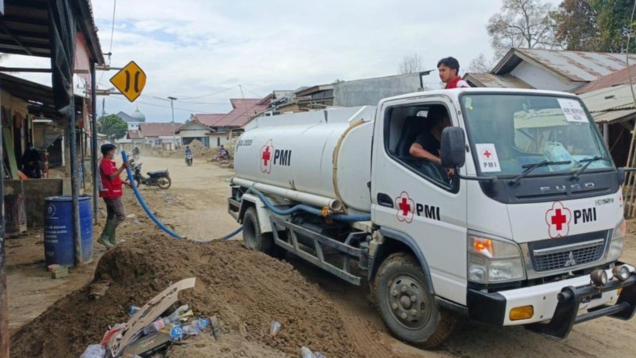 PMI Distribusikan Air Bersih 2,2 Juta Liter untuk Korban Banjir Bandang Aceh
