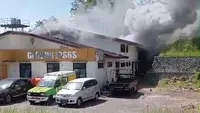 Area luar Gedung Instalasi Pemeliharaan Sarana dan Prasarana Rumah Sakit (IPSRS) RSUD Sekarwangi, Kecamatan Cibadak, Kabupaten Sukabumi, terbakar pada Jumat (10/7/2026). (Liputan6.com/Fira Syahrin)