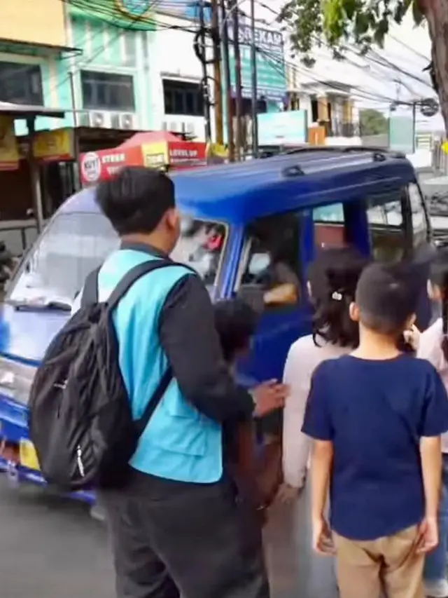 Postingan story Sekolah Relawan pada Senin, 23 Desember 2024 terdapat kegiatan yang mengajak anak-anak berbagi makanan