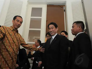 Gubernur DKI Jakarta Jokowi menerima kunjungan Menteri Luar Negeri Jepang Y.M Fumio Kishida di Balai Kota, Selasa (12/8/14). (Liputan6.com/Herman Zakharia)