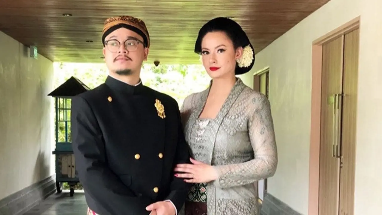 Jarang Tersorot, Ini 7 Potret Mesra Derby Romero dan Sang Istri