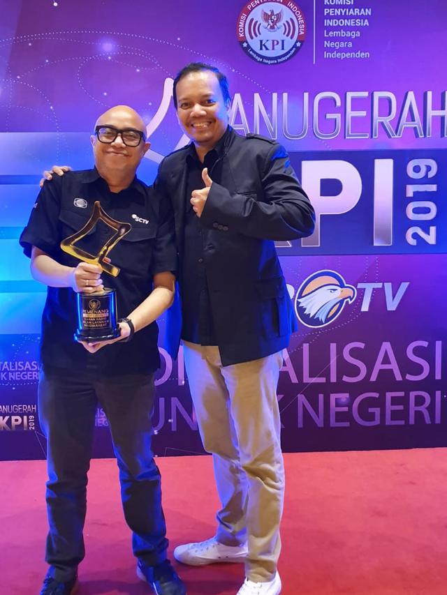 Ekin Gabriel, VP PSRD (Programming Scheduling and Research Development) Indosiar saat menerima piala Anugerah KPI 2019