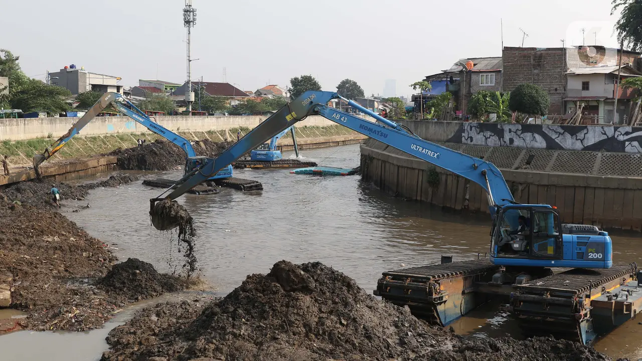 Cegah Sedimentasi, Endapan di Sungai Ciliwung Dikeruk