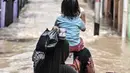 Warga berpegangan pada tali saat menyusuri banjir yang merendam permukiman di Kebon Pala, Jakarta, Senin (8/2/2021). Hujan deras yang mengguyur Ibu Kota dan wilayah Bogor menyebabkan permukiman di Kebon Pala terendam banjir sejak Minggu (7/2/2021) sore. (merdeka.com/Iqbal S. Nugroho)
