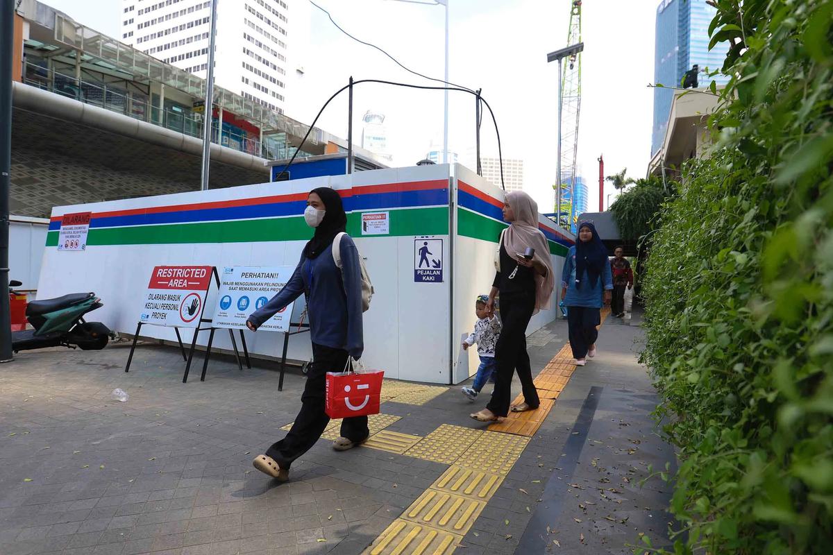 FOTO: Revitalisasi Stasiun MRT Bundaran HI Ubah Sementara Tata Trotoar Jalan Thamrin