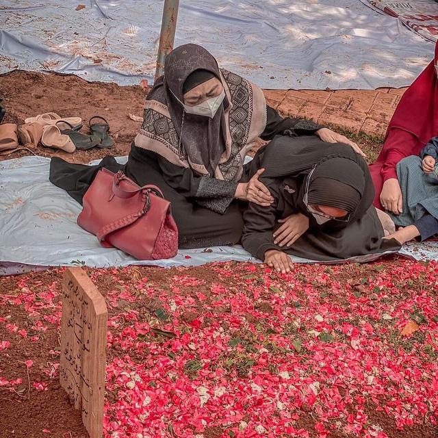 Momen Haru Ria Ricis Datang ke Makam Ayahnya, Berusaha Tampil Tegar. (Sumber: Instagram/riaricis1795)