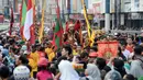 Arak-arakan ribuan peserta saat mengikuti pawai Cap Go Meh di Bekasi, Jawa Barat, Selasa (19/2). Pawai dimeriahkan oleh orang dewasa, remaja, hingga anak-anak. (Merdeka.com/Imam Buhori)