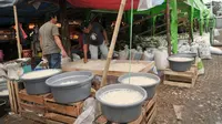 Pedagang memisahkan buah kolang-kaling yang akan dijual di Pasar Induk, Kramat Jati, Jakarta Timur, Jumat (2/6). Pada bulan Ramadan permintaan buah kolang-kaling naik hingga tiga kali lipat. (Liputan6.com/Yoppy Renato)